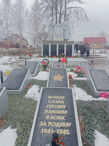 Торжественный митинг, посвящённый 81-й годовщине освобождения Дзержинского района и села от немецко-фашистских захватчиков, состоялся сегодня на братской могиле с. Острожное..